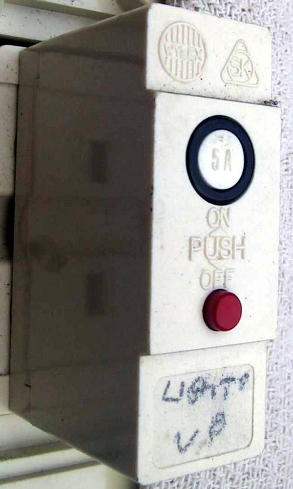 BS3871 Push Button Circuit Breaker Reset