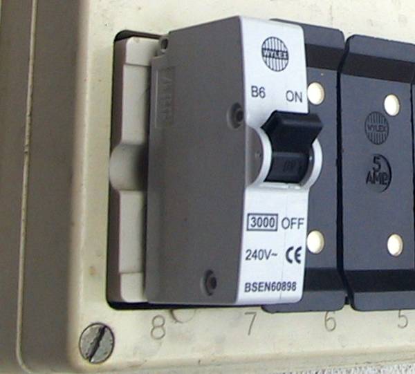 Resetting a BSEN60898 Circuit Breaker