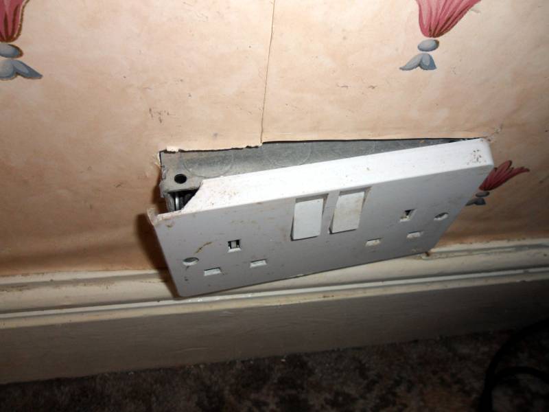 T13A socket with loose backbox and broken corner