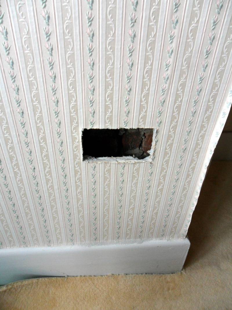 The starting point for fitting a socket on a plasterboard wall without insulation
